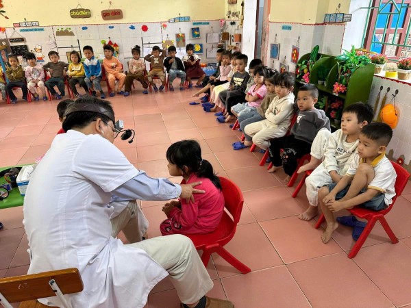 KHÁM SỨC KHỎE ĐỊNH KỲ CHO TRẺ TẠI TRƯỜNG MẦM NON DIỄN KIM NĂM HỌC: 2024 - 2025